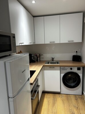 Kühlschrank, Mikrowelle, Ofen, Herdplatte