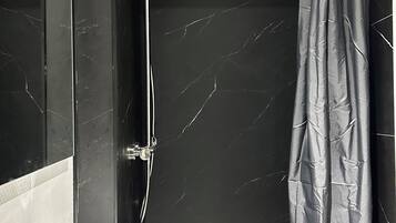 Douche, sèche-cheveux, serviettes fournies, papier toilette