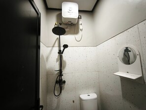Shower, rainfall showerhead, free toiletries, towels