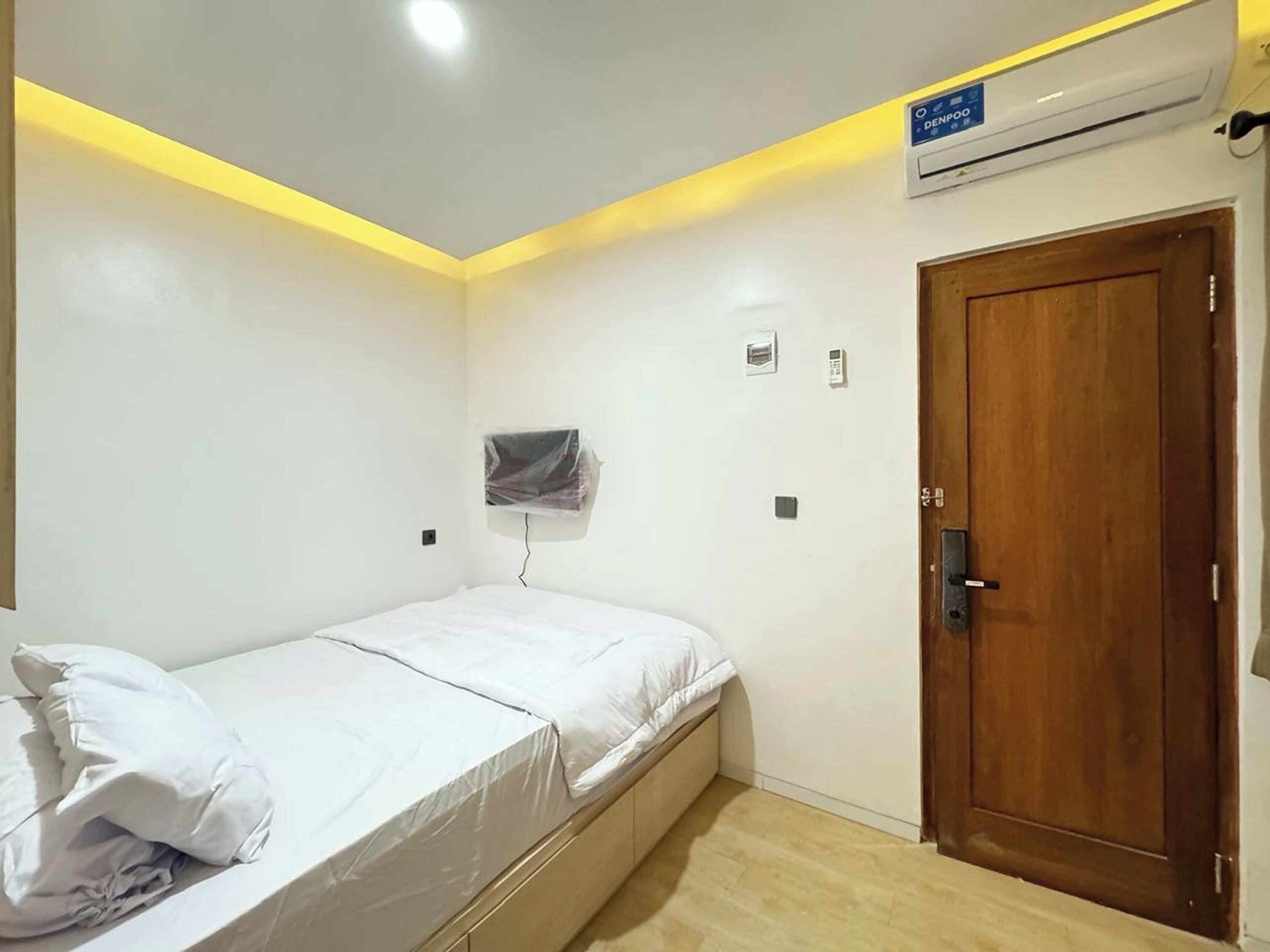 Desk, free WiFi, bed sheets