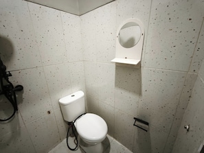 Superior Double Room | Bathroom | Shower, rainfall showerhead, free toiletries, towels - Malano Residence (Denpasar)