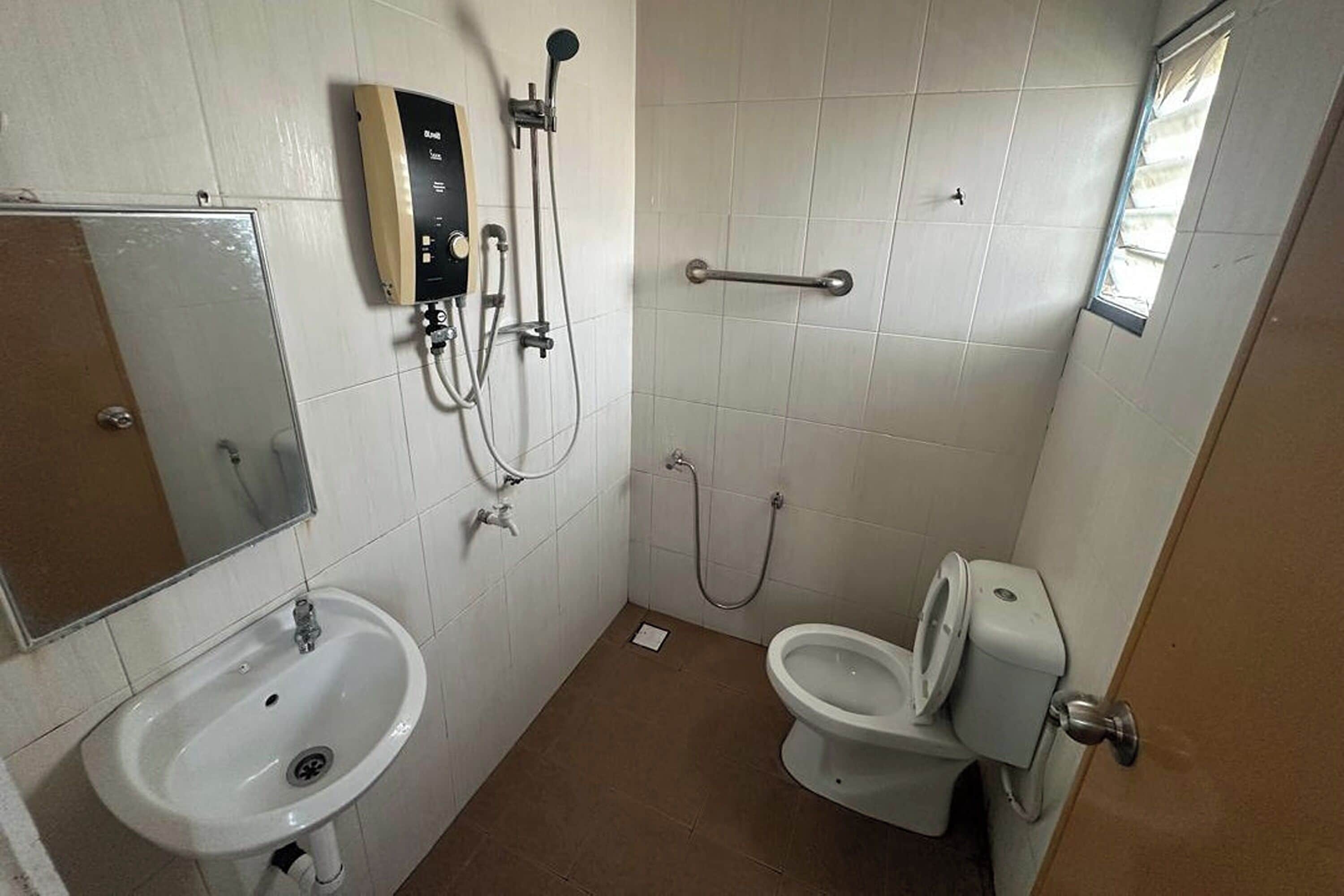 Executive Room | Bathroom | Shower, rainfall showerhead, free toiletries, hair dryer