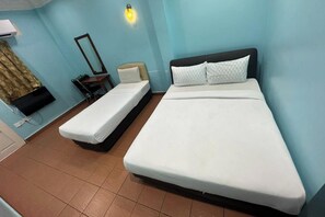 Escritorio, tabla de planchar con plancha, wifi gratis y ropa de cama 
