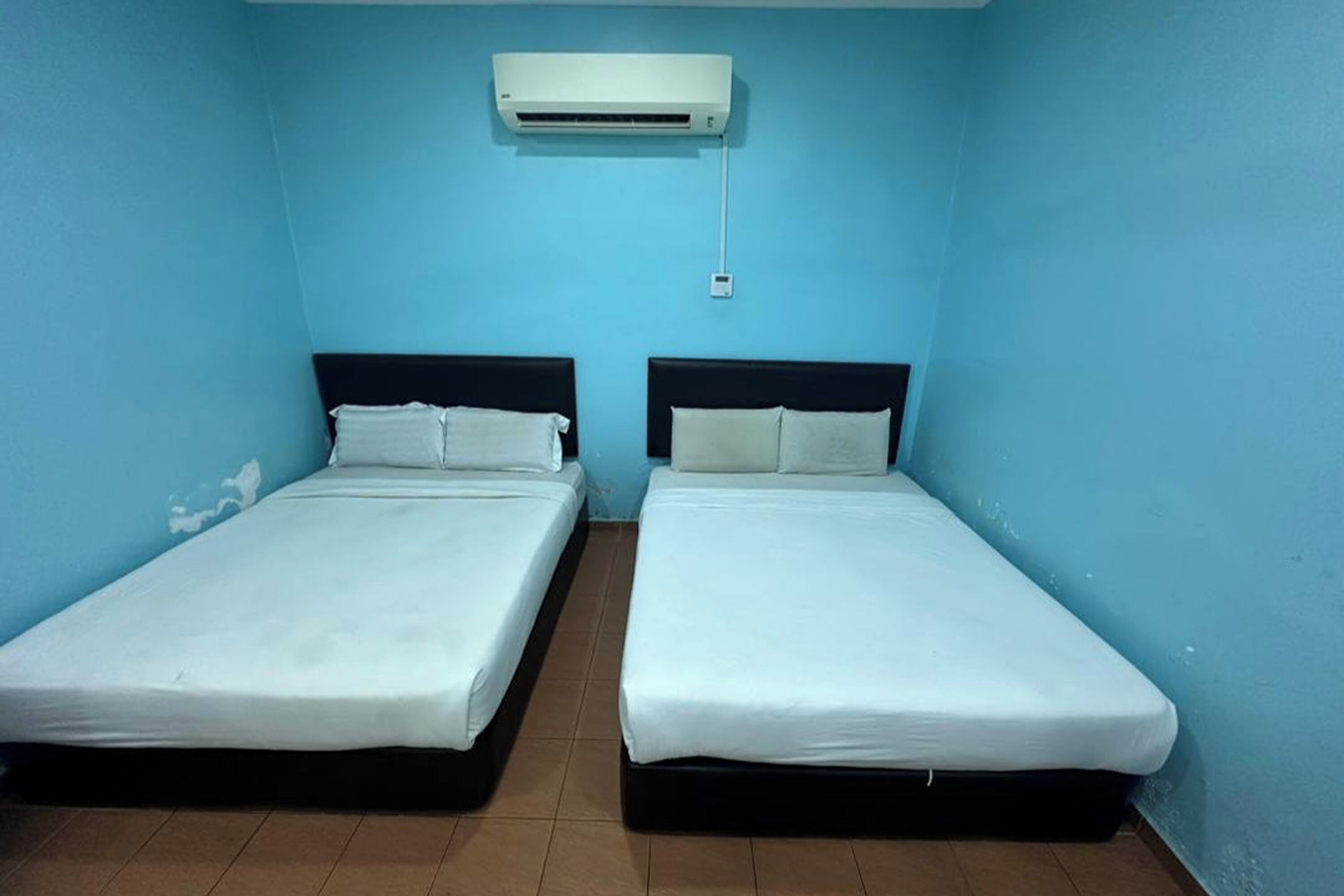 Suite ejecutiva | Escritorio, tabla de planchar con plancha, wifi gratis y ropa de cama