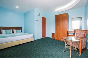 Habitación ejecutiva | Escritorio, tabla de planchar con plancha, wifi gratis y ropa de cama