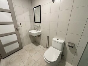 Superior Room, 1 Queen Bed | Bathroom