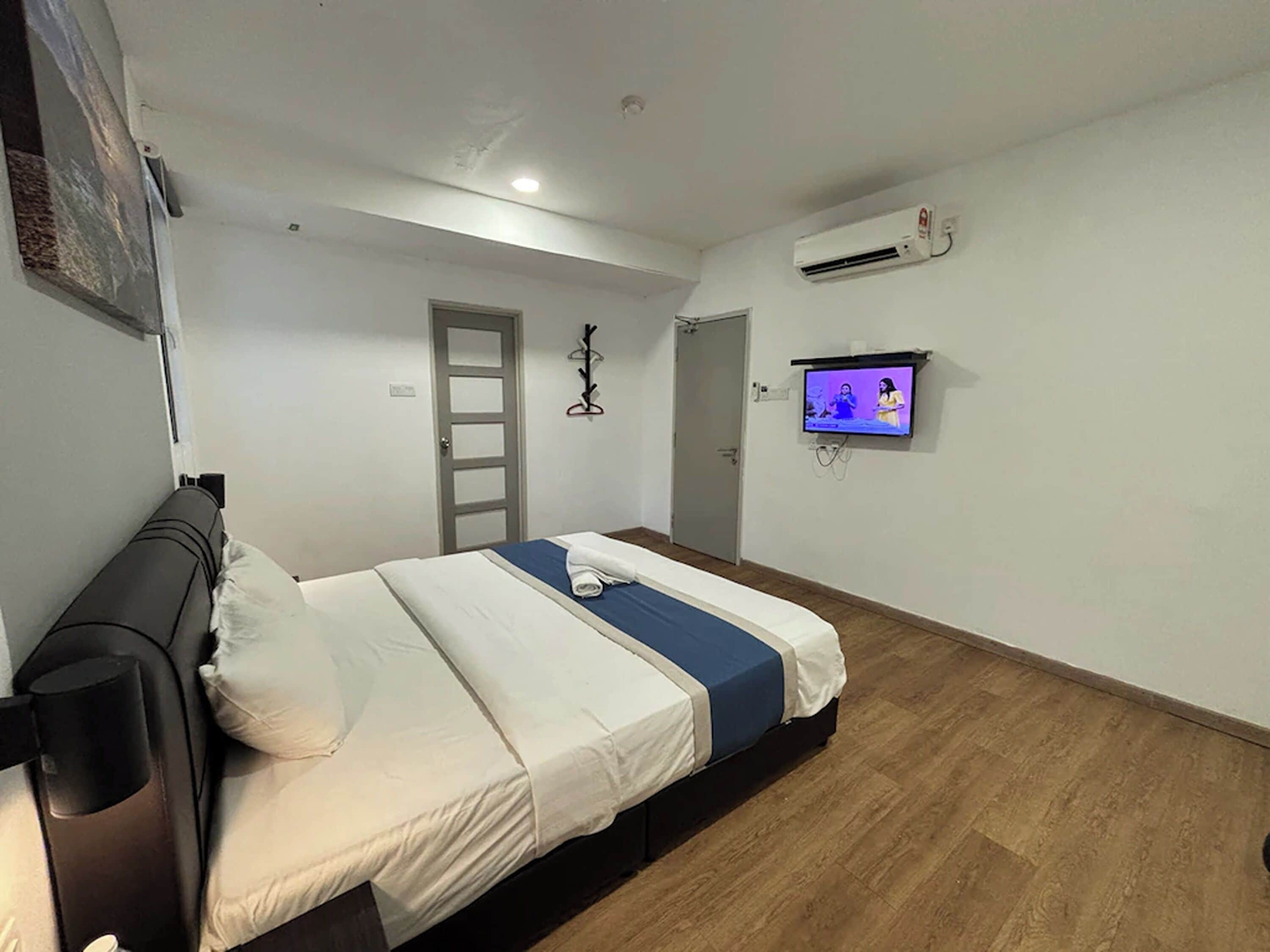 Deluxe Room, 1 King Bed | Desk, free WiFi, bed sheets