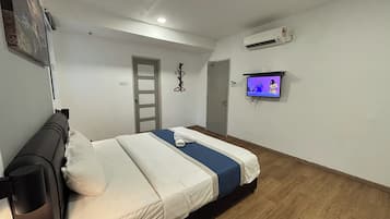 Deluxe Room, 1 King Bed | Desk, free WiFi, bed sheets