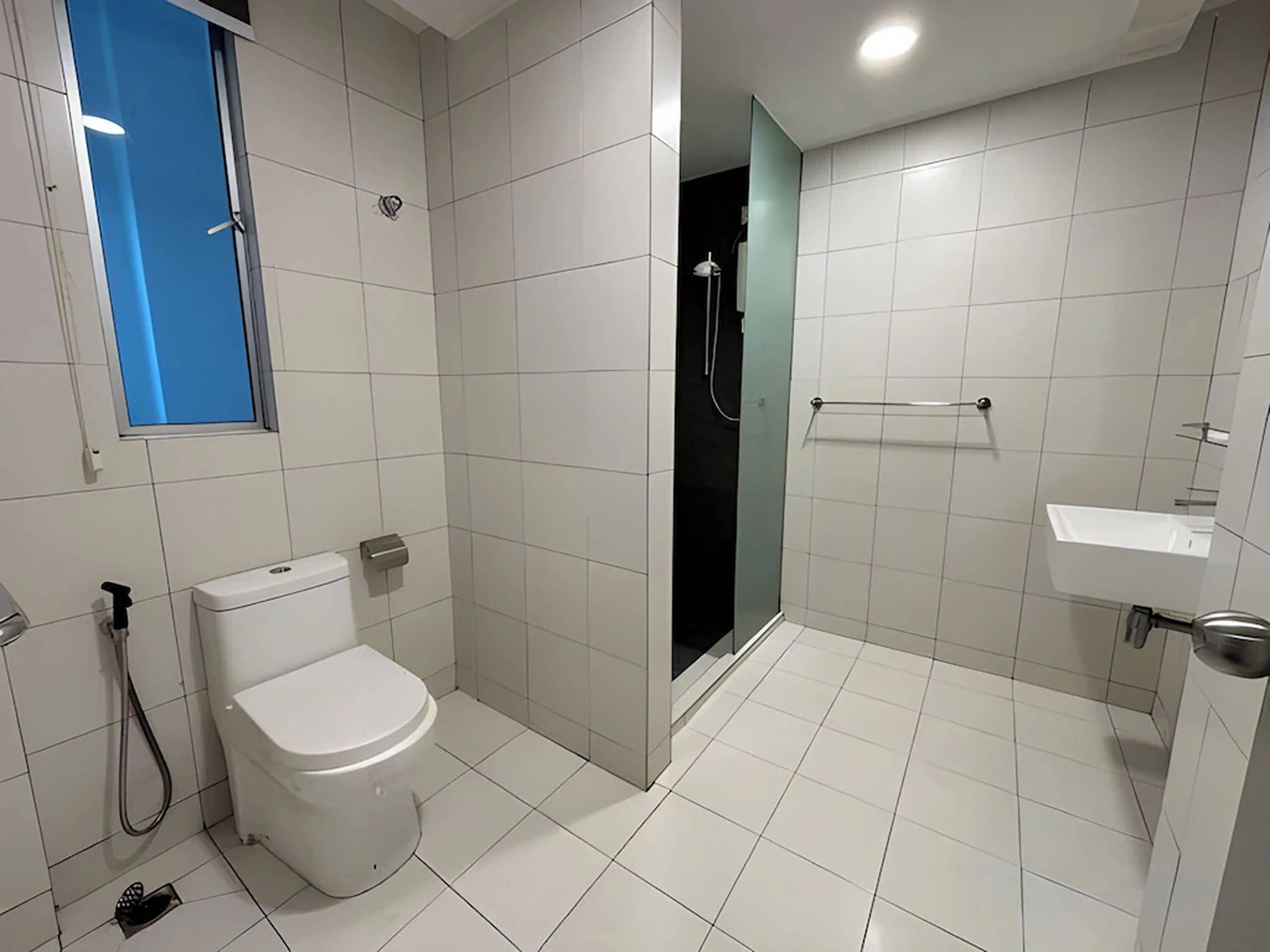 Habitación superior, 1 cama Queen size | Baño | Regadera, amenidades de baño gratuitas, toallas, jabón 