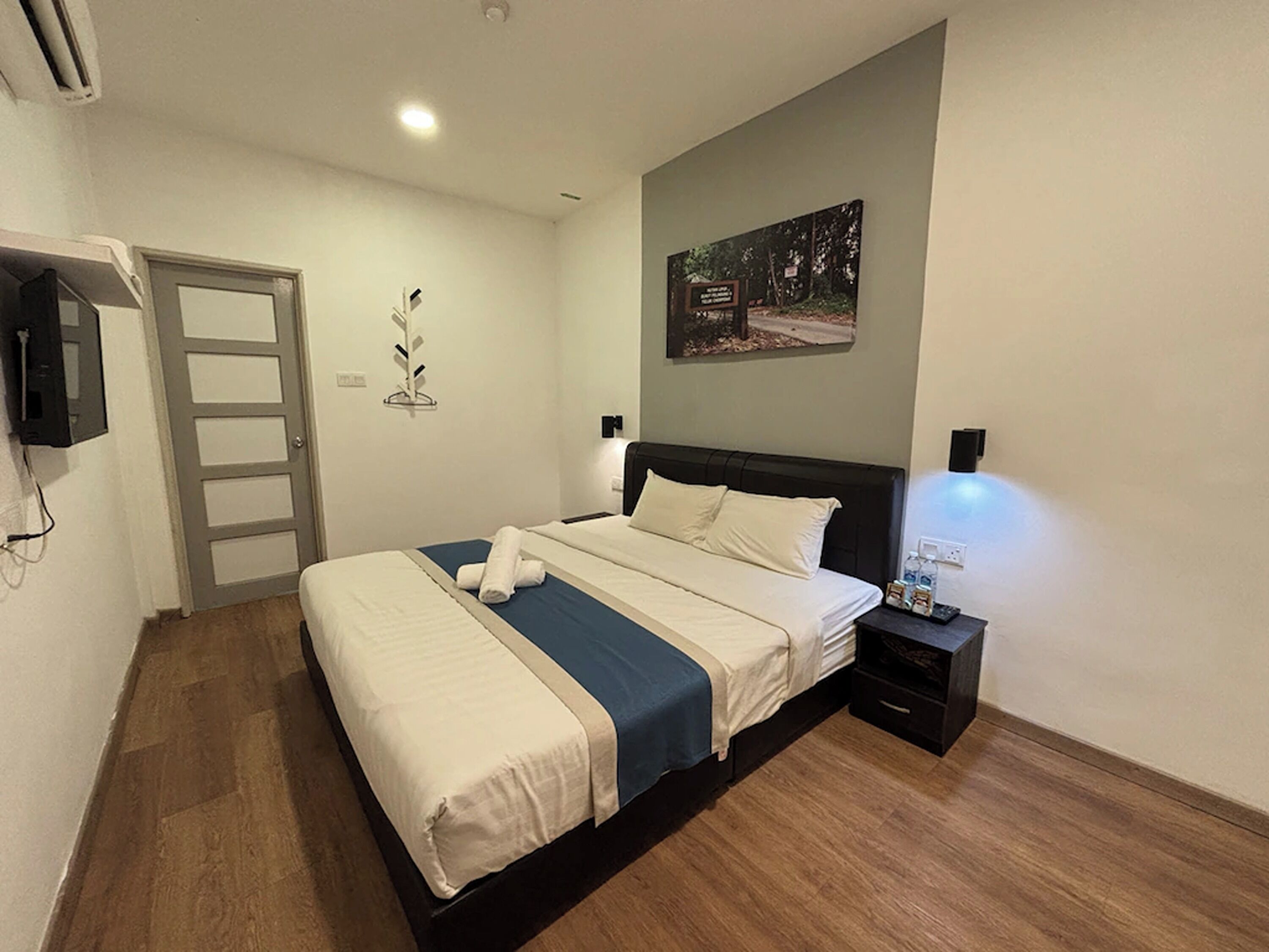 Desk, free WiFi, bed sheets