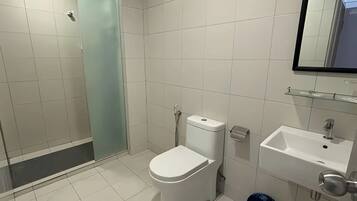 Deluxe Triple Room | Bathroom | Shower, free toiletries, towels, soap
