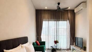 Meja, langsir/tirai gelap terus, seterika/papan seterika, Wi-fi percuma