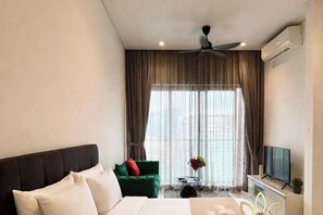 Escrivaninha, cortinas blackout, ferros/tábuas de passar roupa