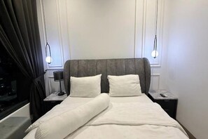 Apartamento, vista para a cidade | Escrivaninha, cortinas blackout, ferros/tábuas de passar roupa