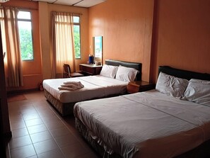 Family Room | Desk, free WiFi, bed sheets