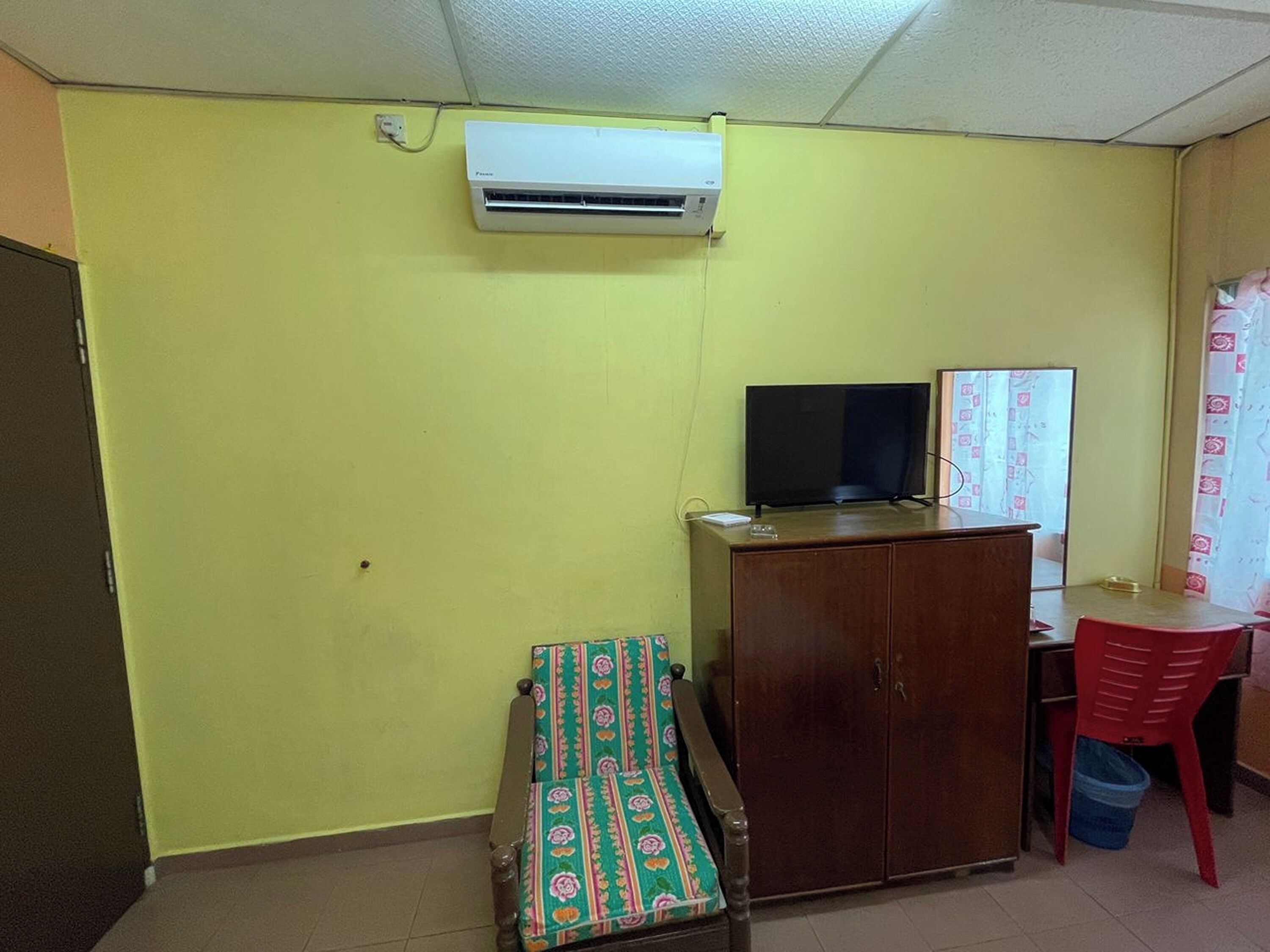 Desk, free WiFi, bed sheets