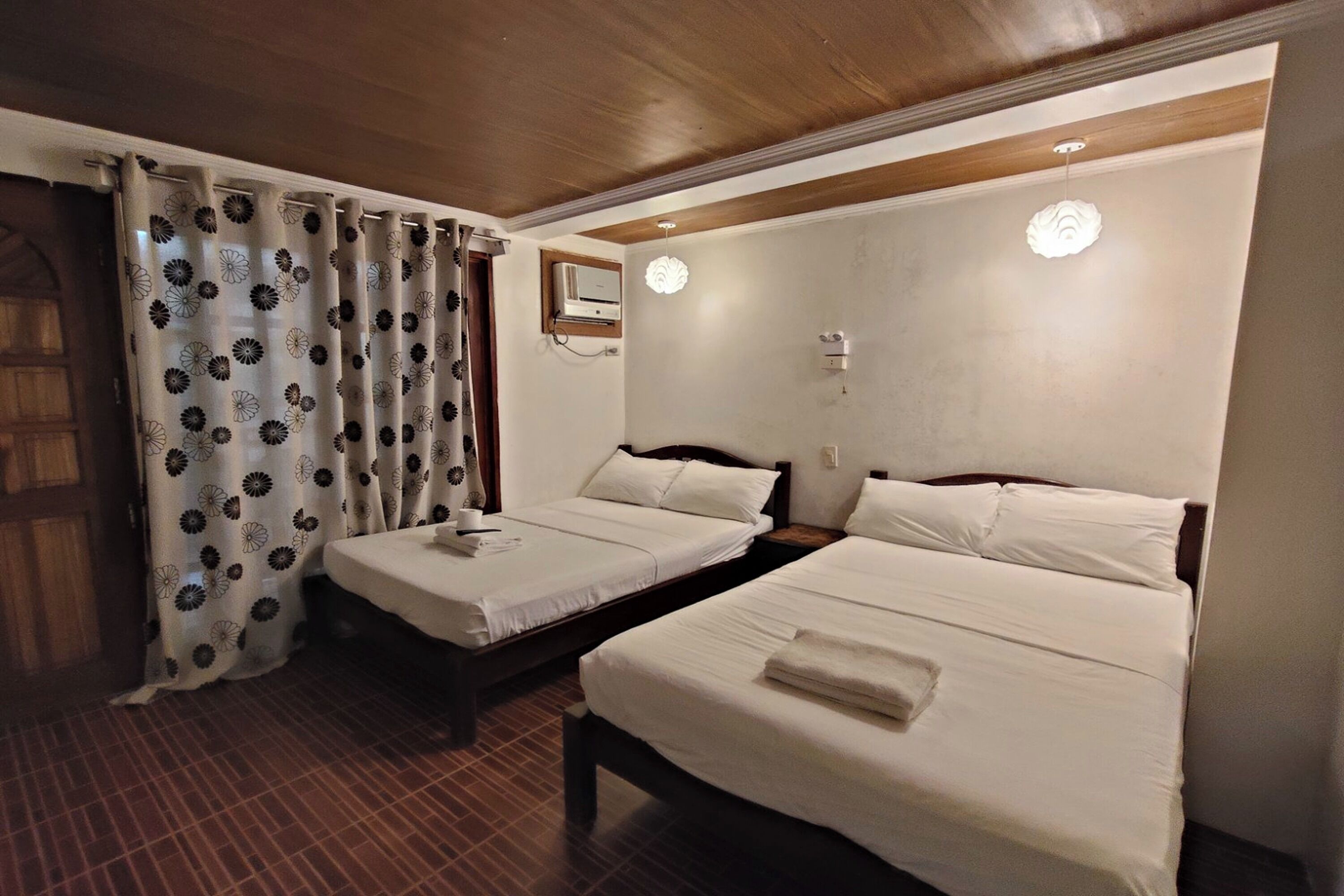 Quadruple Room | Desk, free WiFi, bed sheets