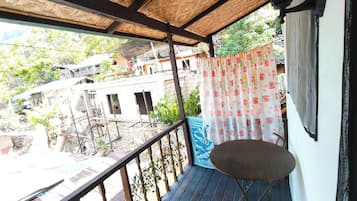 Escritorio, tabla de planchar con plancha, wifi gratis y ropa de cama
