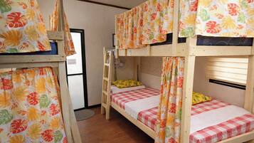 Chambre familiale | Bureau, fer et planche à repasser, accès au Wi-Fi (inclus)
