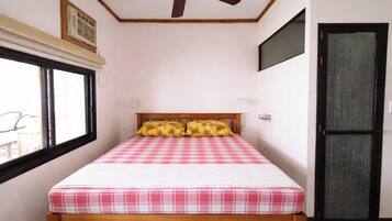 Standard Double Room | Desk, soundproofing, iron/ironing board, free WiFi