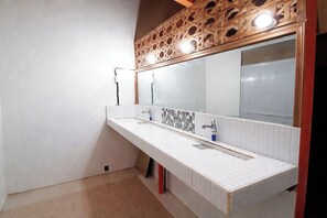 Shared Dormitory, Mixed Dorm | Bathroom - El Gordo'S Seaside Adventure Lodge (El Nido)