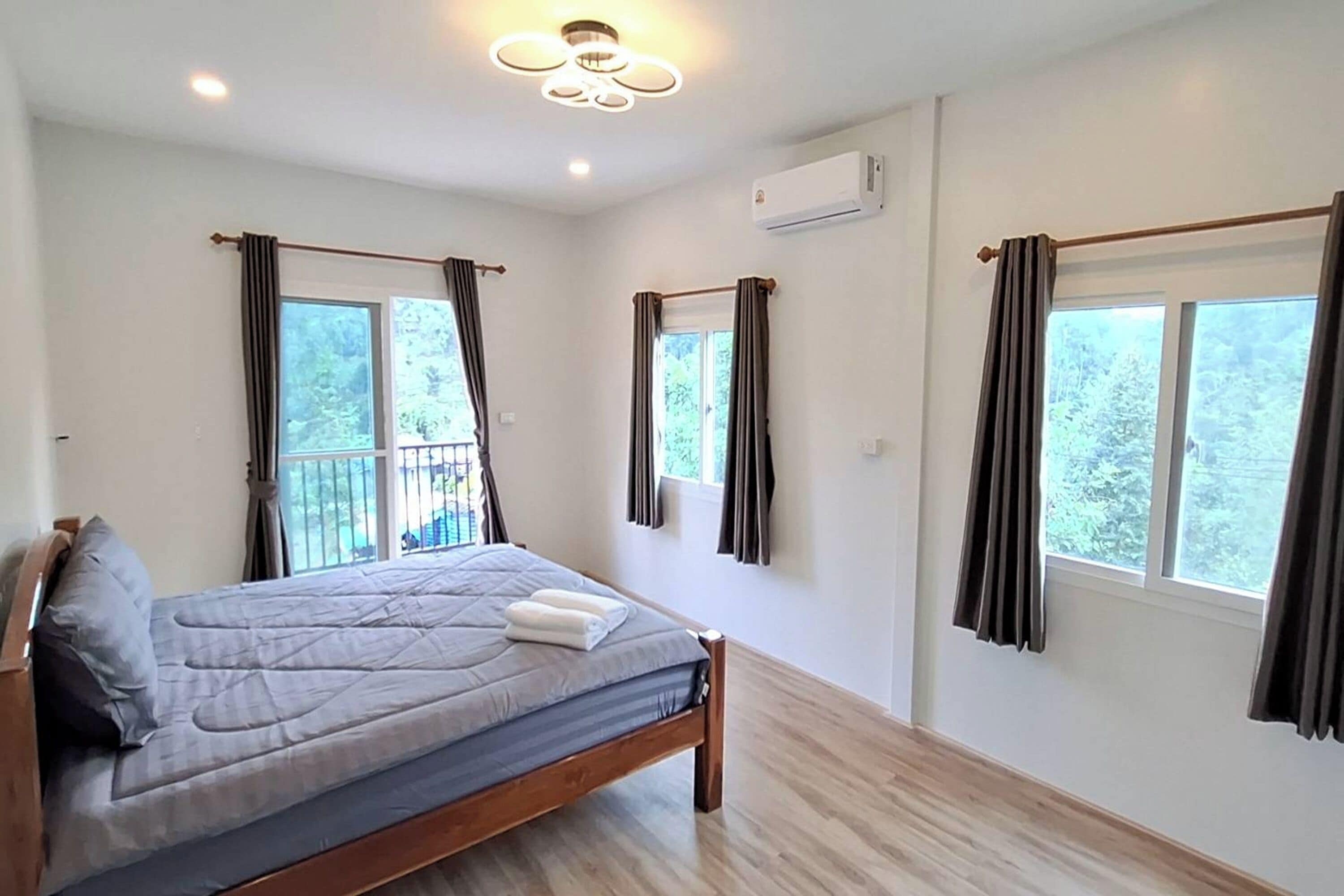 Quarto casal luxo | Cofres nos quartos, ferros/tábuas de passar roupa, Wi-Fi de cortesia