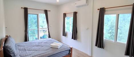 Habitación doble Deluxe | Caja de seguridad en la habitación y tabla de planchar con plancha