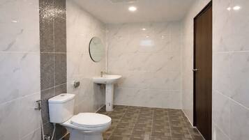 Deluxe Double Room | Bathroom | Shower, rainfall showerhead, free toiletries, hair dryer