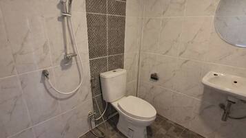 Standard Double Room | Bathroom | Shower, rainfall showerhead, free toiletries, hair dryer