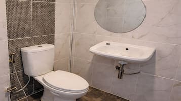 Standard-Doppelzimmer | Badezimmer | Dusche, Regendusche, kostenlose Toilettenartikel, Haartrockner