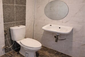Standard Double Room | Bathroom - Sawasdee@Ramrom (Ron Phibun)