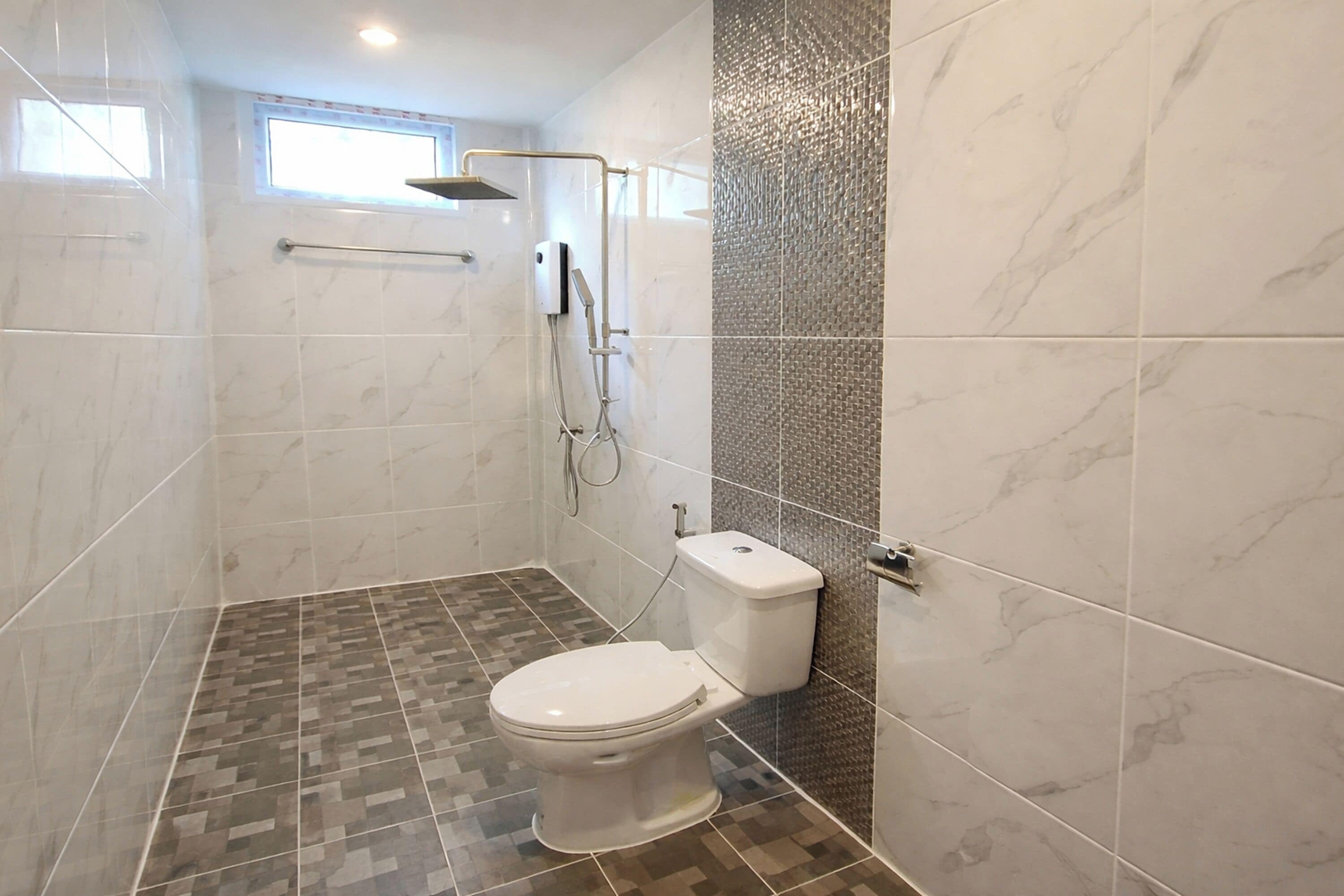 Deluxe Double Room | Bathroom | Shower, rainfall showerhead, free toiletries, hair dryer