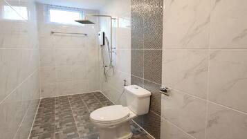 Deluxe Double Room | Bathroom | Shower, rainfall showerhead, free toiletries, hair dryer