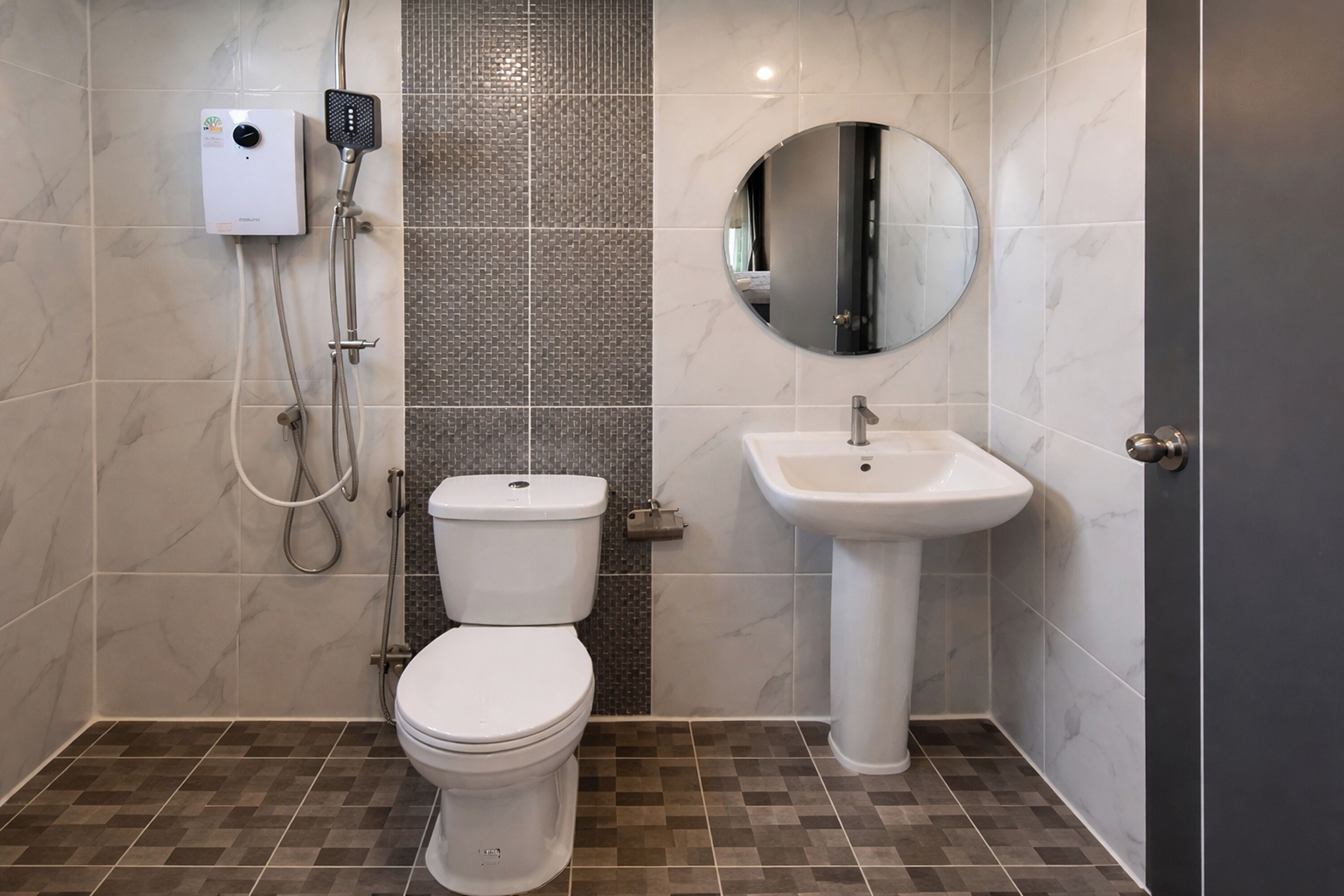 Deluxe Double Room | Bathroom | Shower, rainfall showerhead, free toiletries, hair dryer