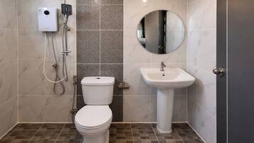 Deluxe Double Room | Bathroom | Shower, rainfall showerhead, free toiletries, hair dryer