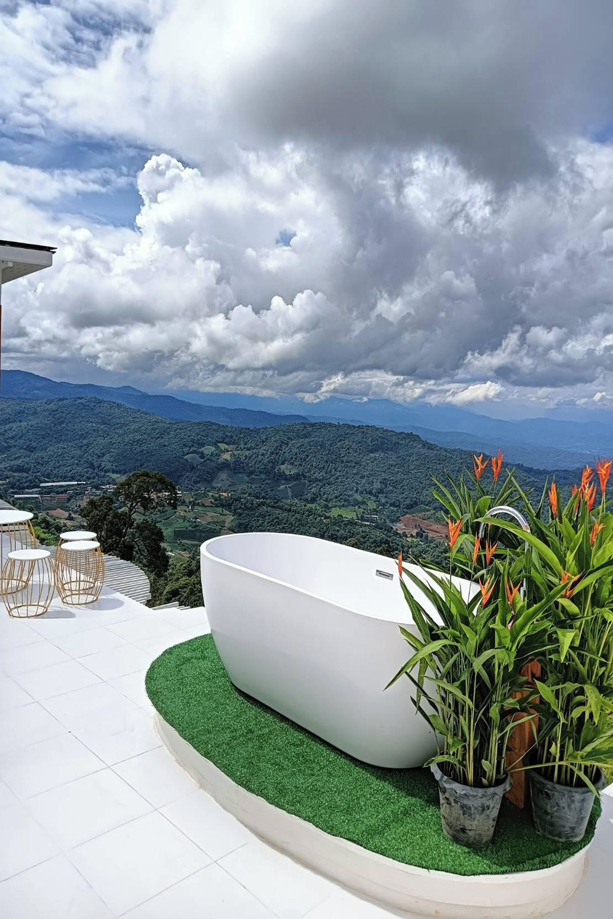 Deluxe Room | Bathroom | Separate bathtub and shower, rainfall showerhead, free toiletries