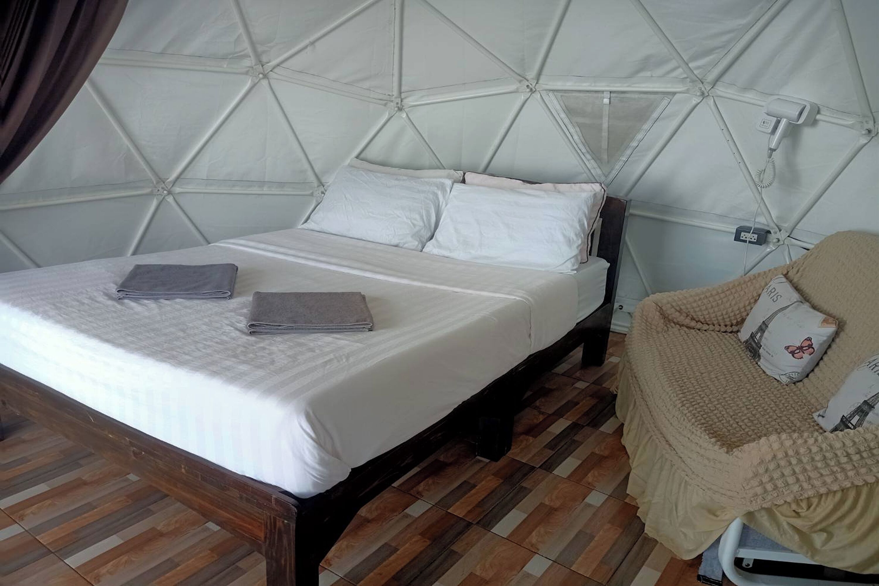 Tent | Meja, Wi-fi percuma, cadar katil 