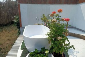 Deluxe Room | Bathroom | Combined shower/tub, rainfall showerhead, free toiletries, hair dryer - Rai Doi Chang Moncham (Mae Rim)