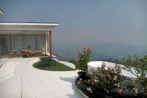 Deluxe Room | Bathroom | Combined shower/tub, rainfall showerhead, free toiletries, hair dryer - Rai Doi Chang Moncham (Mae Rim)