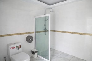 Deluxe kamer | Badkamer | Een bad/douchecombinatie, een regendouche, gratis toiletartikelen