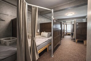 Asrama Umum, hanya perempuan | Tempat tidur lipat/tambahan dan seprai linen