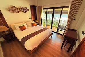 Habitación Deluxe, vistas al jardín | Minibar, caja fuerte, escritorio y cortinas opacas