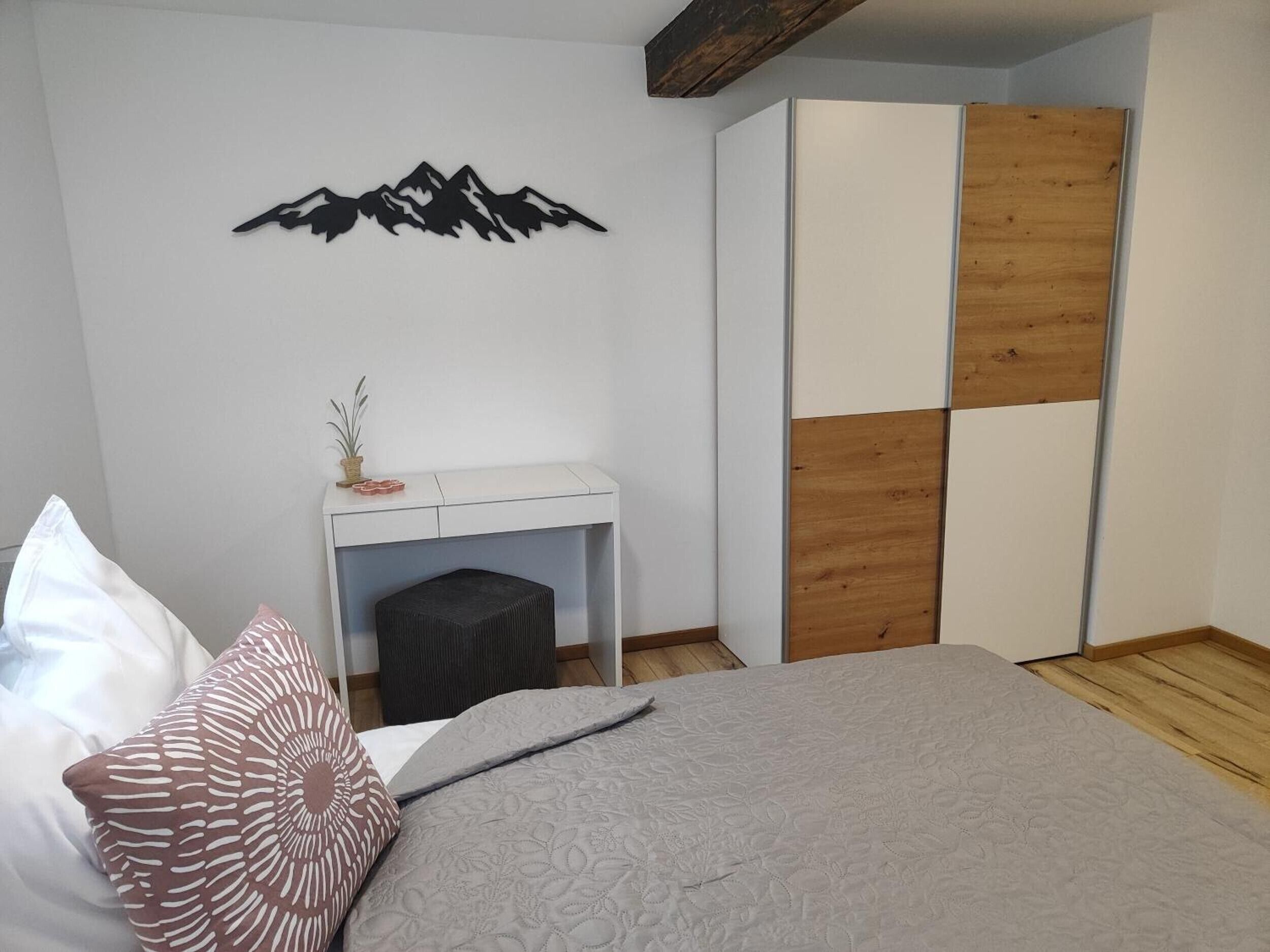 4 slaapkamers, een strijkplank/strijkijzer, wifi, beddengoed