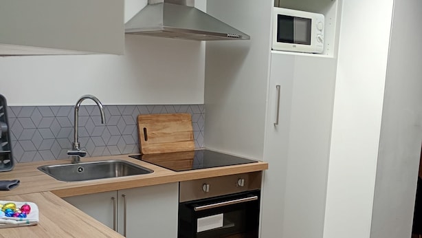 A compact kitchen with a sink, stove, oven, and microwave. - Maison 5 ch Wifi Exterieur (Faches-Thumesnil)