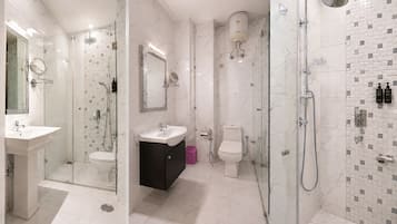 Suite | Badkamer | Een douche, een haardroger, handdoeken, zeep