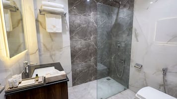 Shower, pengering rambut, handuk, dan sabun