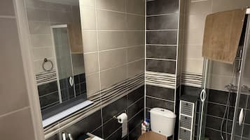 Douche, savon, papier toilette