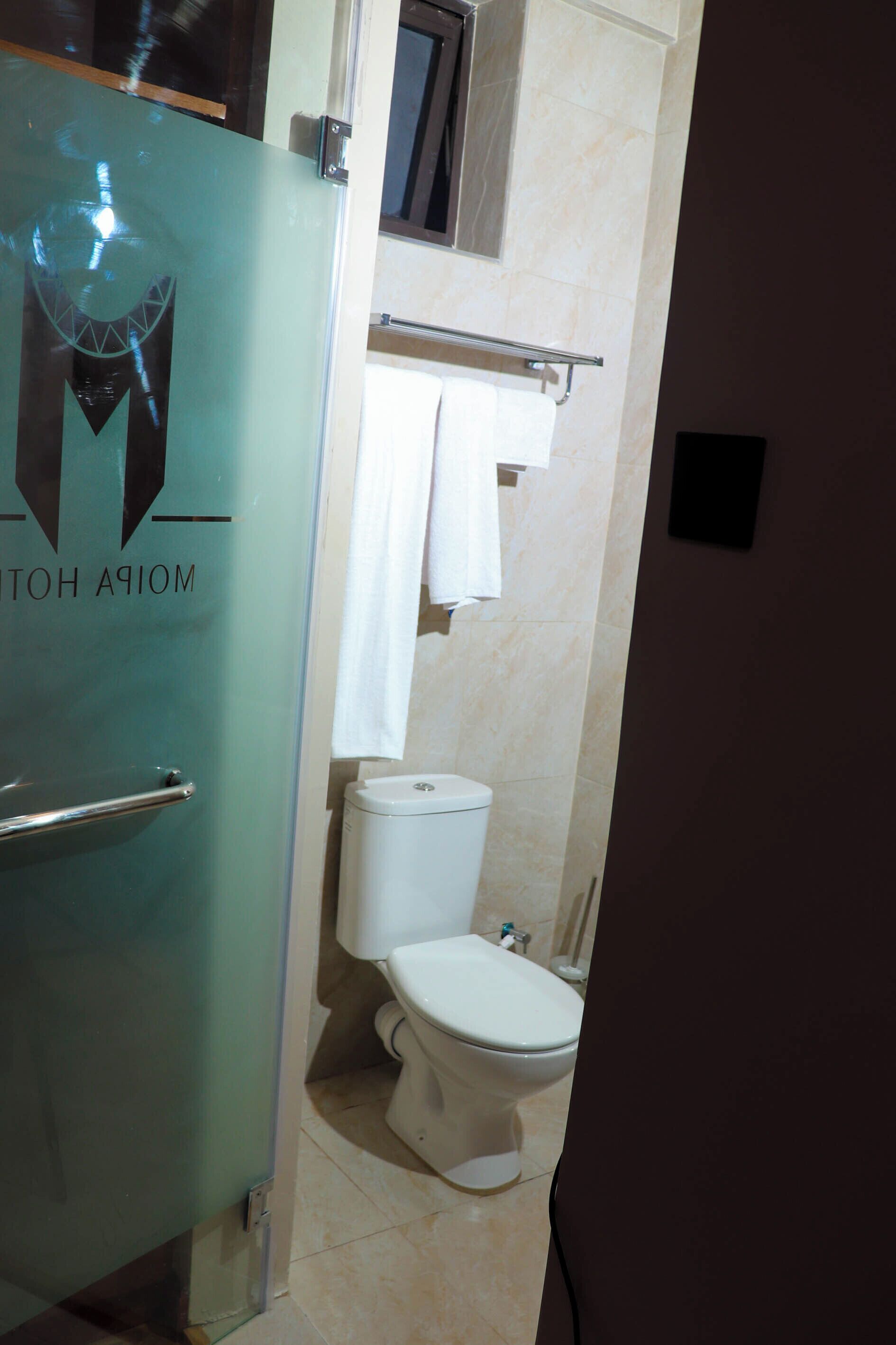 Habitación individual, vistas a la montaña | Baño | Ducha, artículos de higiene personal gratuitos, toallas y jabón