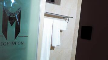 Habitación individual, vistas a la montaña | Baño | Ducha, artículos de higiene personal gratuitos, toallas y jabón