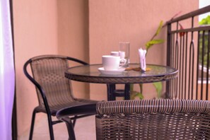 シングルルーム マウンテンビュー | 屋外ダイニングエリア